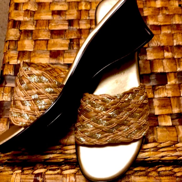 Italian shoemakers gold metallic slides. Size 9.5. Fits like 9. - Picture 6 of 7